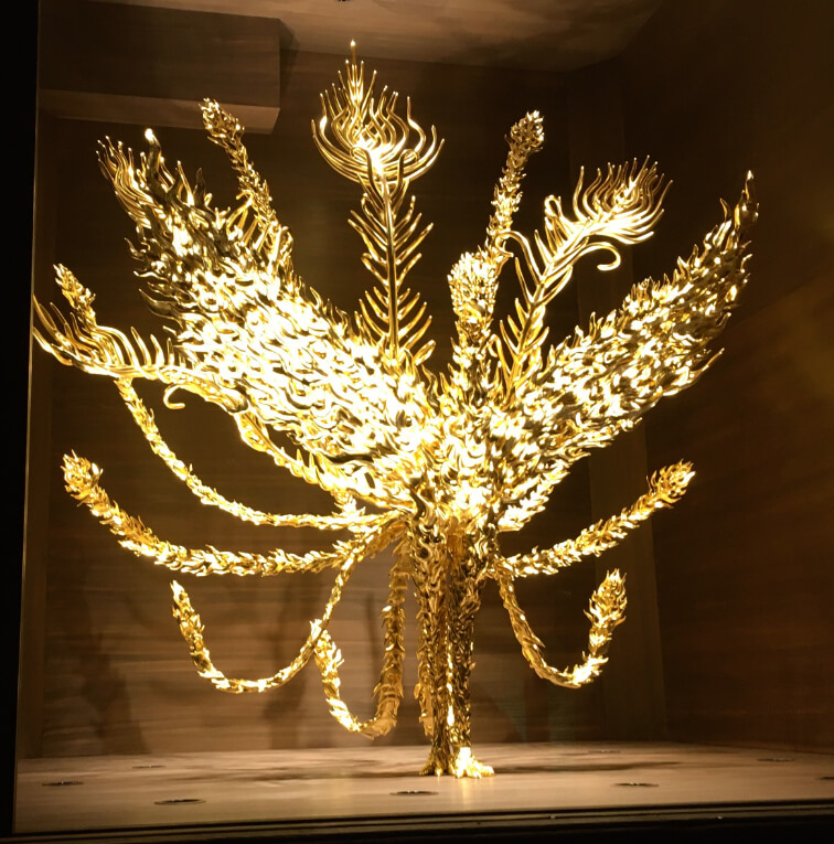 明治神宮の金の鳳凰のオブジェ１