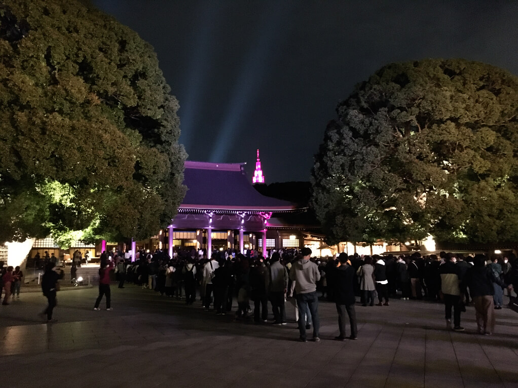 夜の明治神宮の社殿と広場