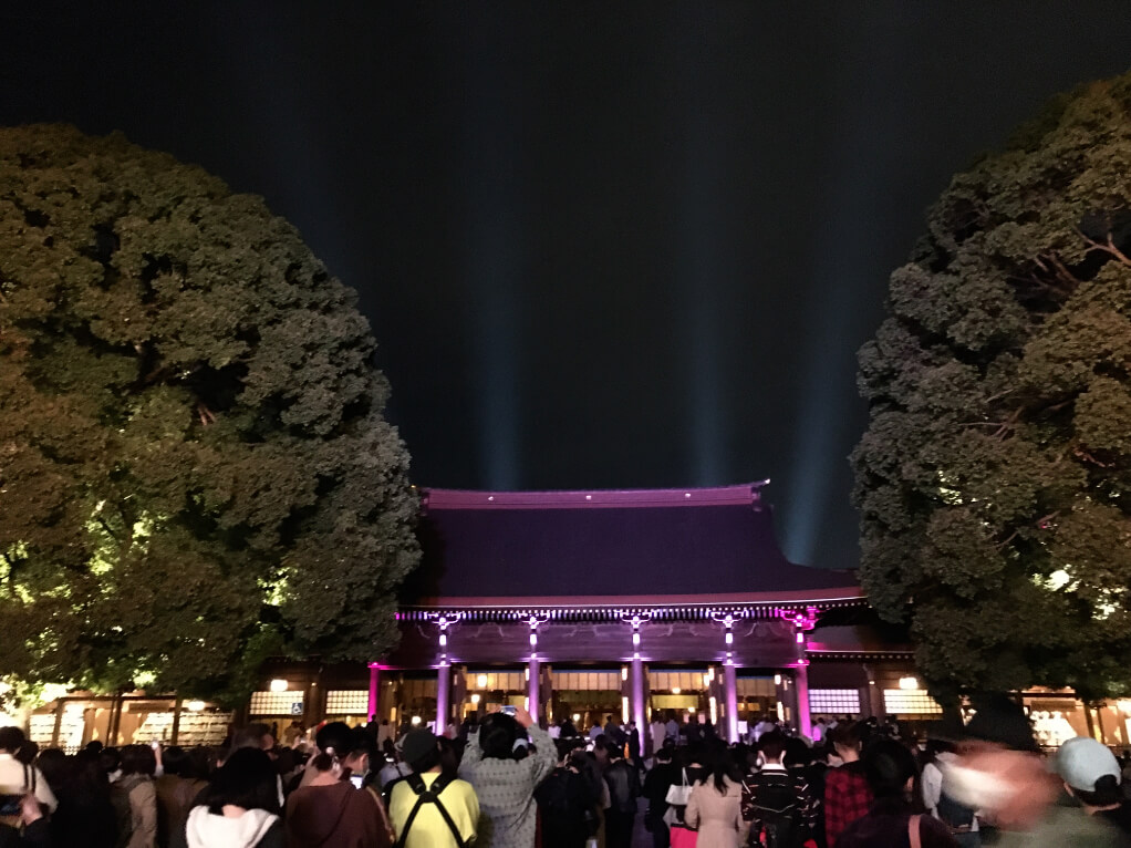 夜の明治神宮の社殿